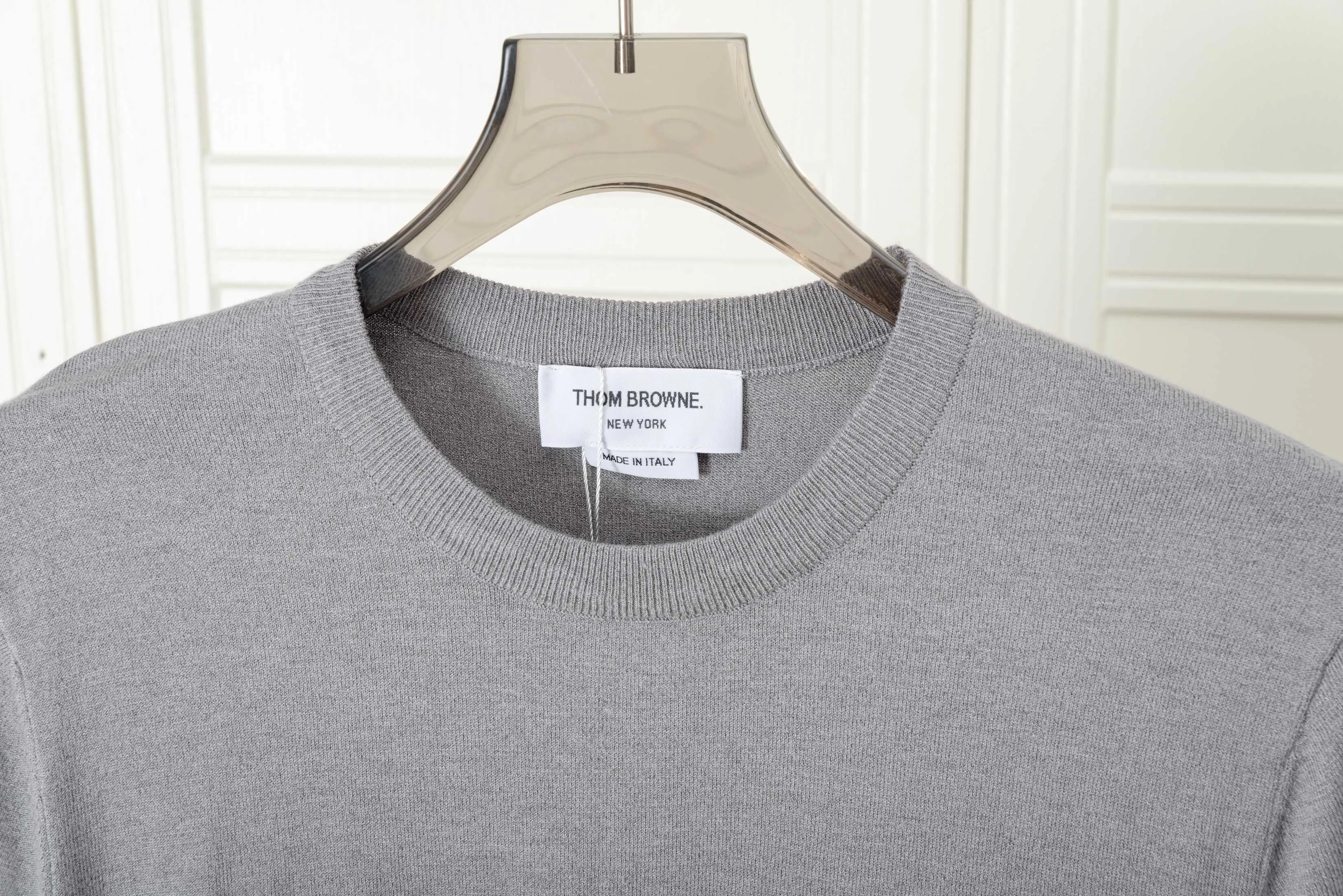 𝑻𝒉𝒐𝒎 𝑩𝒓𝒐𝒘𝒏𝒆Classic Thom Browne T Classic Breathable Authentic Quality + Authentic + Same Style Size：0/1/2/3/4 ：White/Black/Navy Blue/Light Gray/Dark Gray